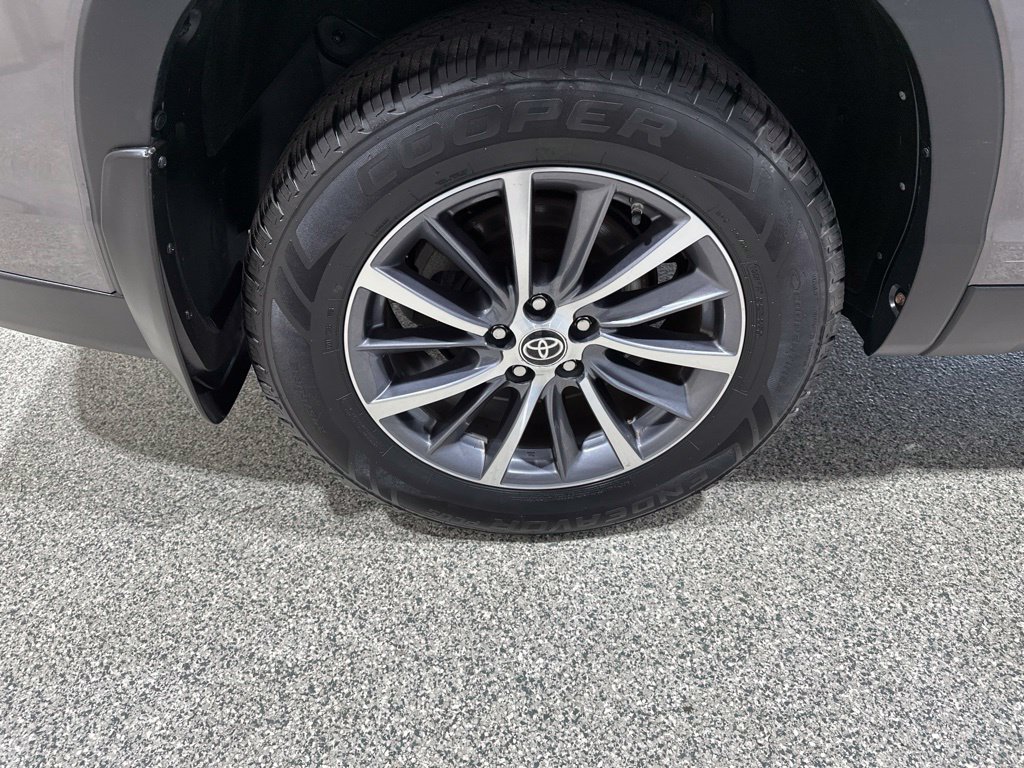 Used 2019 Toyota Highlander XLE AWD/4WD image 23
