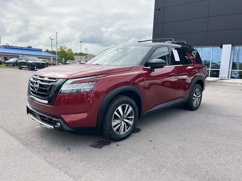 Used 2023 Nissan Pathfinder SL w/ Black Appearance Package AWD/4WD image 7
