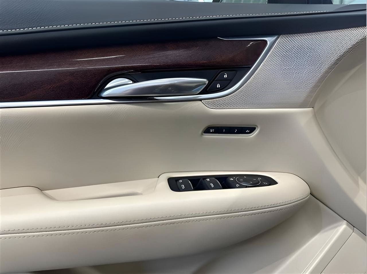 Used 2018 Cadillac XT5 Premium Luxury AWD/4WD image 10