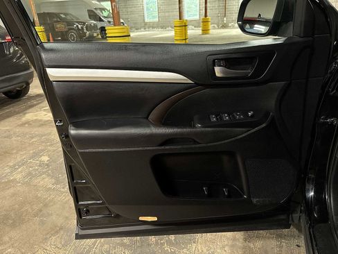 Certified 2019 Toyota Highlander XLE AWD/4WD image 32