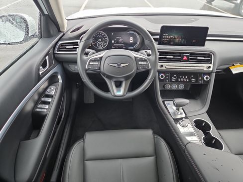 Used 2025 Genesis G70 2.5T image 8