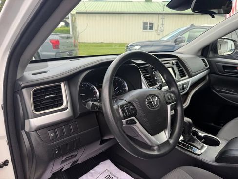Used 2017 Toyota Highlander LE AWD/4WD image 12