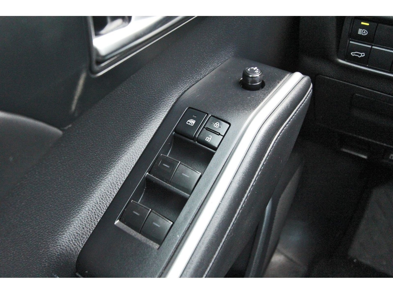 Used 2020 Toyota Highlander XLE AWD/4WD image 22