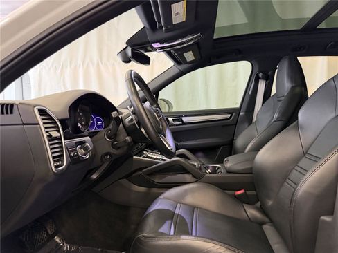 Certified 2022 Porsche Cayenne Platinum Edition image 5