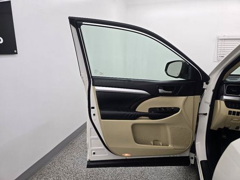Used 2015 Toyota Highlander XLE FWD image 26