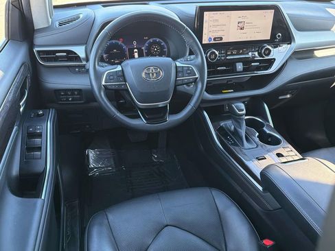 Used 2023 Toyota Highlander Platinum FWD image 10