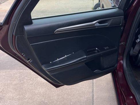 Used 2018 Ford Fusion SE w/ Fusion SE Technology Package FWD image 15