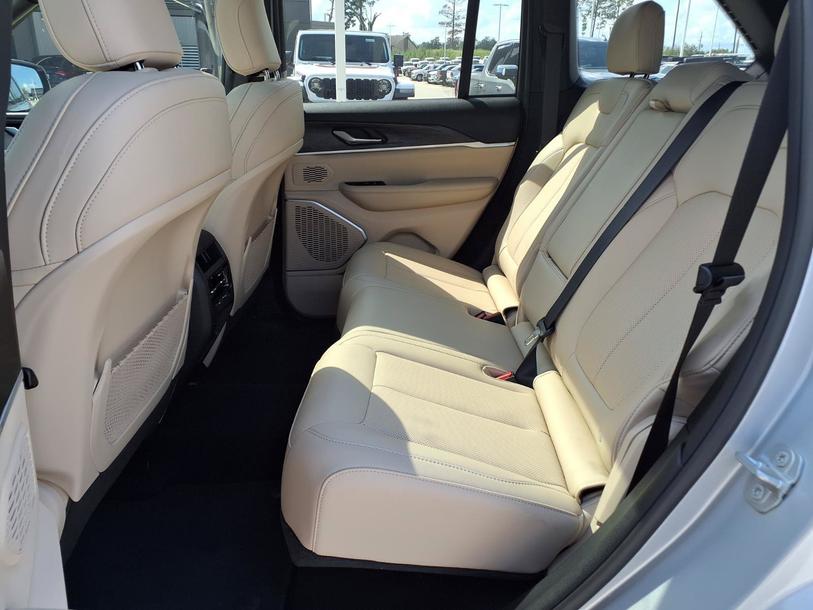 New 2026 Jeep Grand Cherokee Limited w/ Luxury Tech Group II AWD/4WD image 16