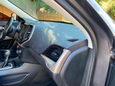 Used 2018 Jeep Cherokee Limited FWD image 55