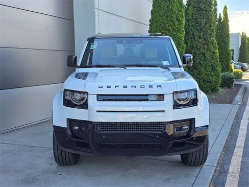 New 2025 Land Rover Defender 90 X-Dynamic SE image 3