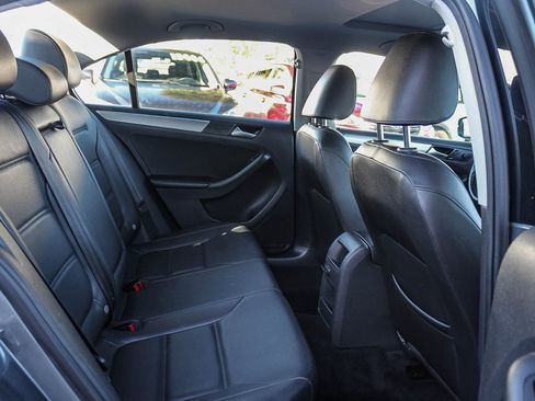 Used 2017 Volkswagen Jetta SE image 18