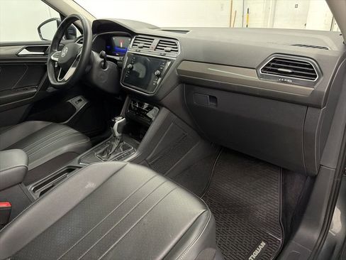 Used 2024 Volkswagen Tiguan SE w/ Panoramic Sunroof Package image 29