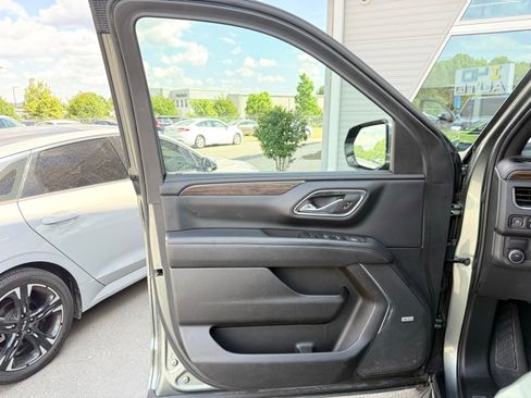 Used 2023 Chevrolet Suburban Premier RWD image 18