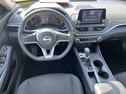 Used 2025 Nissan Altima 2.5 SV FWD image 12