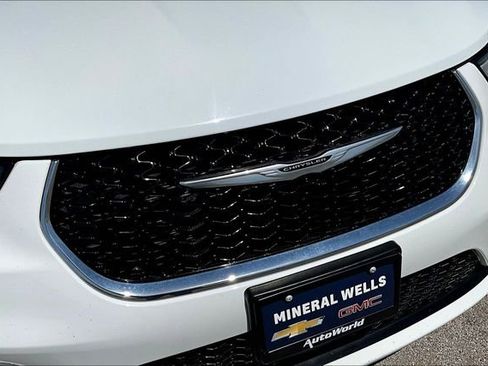 Used 2023 Chrysler Pacifica Limited image 35