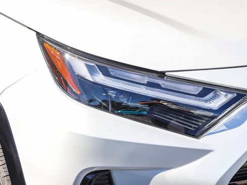 Used 2025 Toyota RAV4 SE image 5