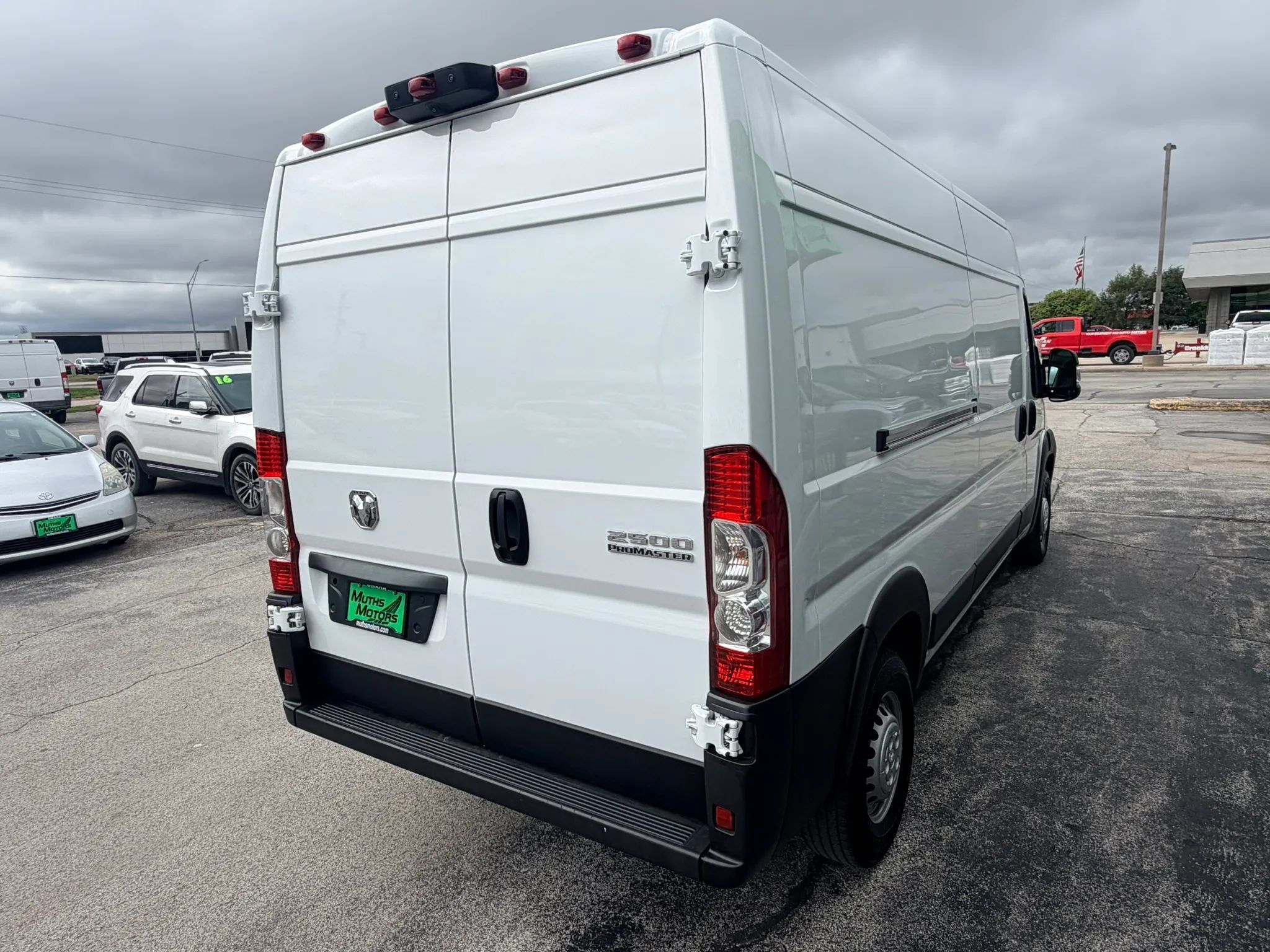 Used 2024 RAM ProMaster 2500 w/ Convenience Group FWD image 3
