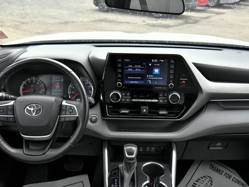 Used 2022 Toyota Highlander LE AWD/4WD image 35
