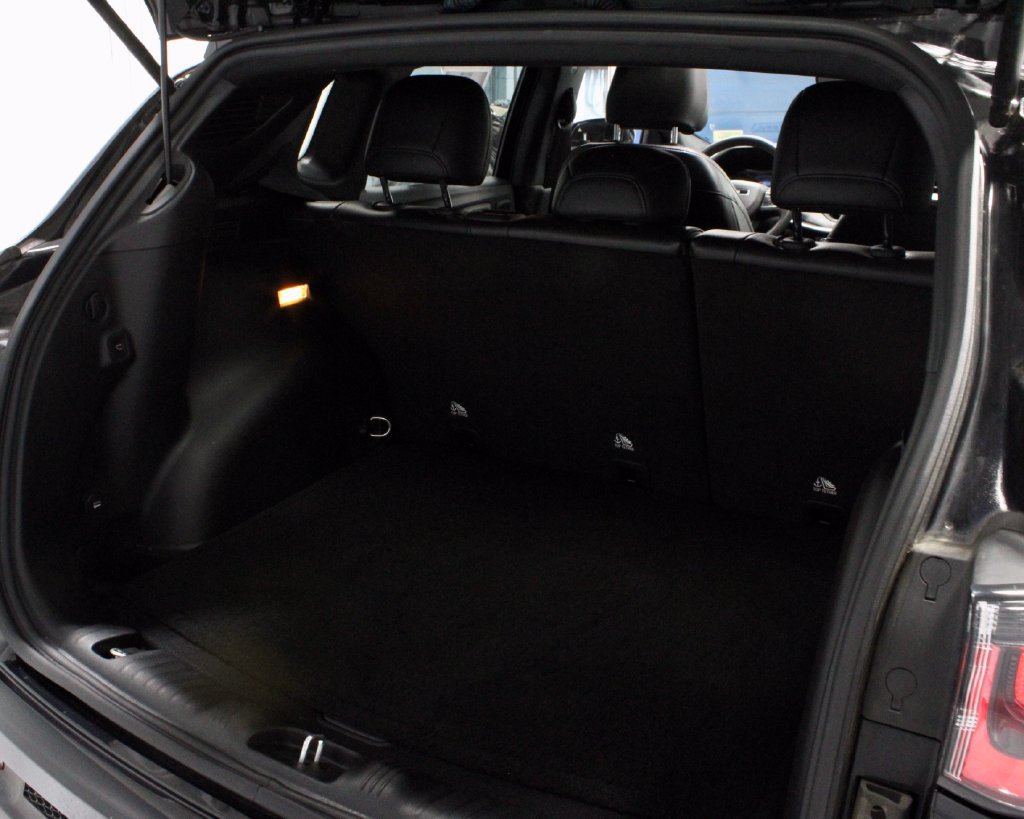 Used 2023 Jeep Compass Latitude w/ Sun and Sound Group AWD/4WD image 14