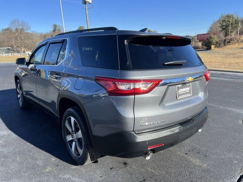Used 2021 Chevrolet Traverse LT w/ LT Premium Package image 5
