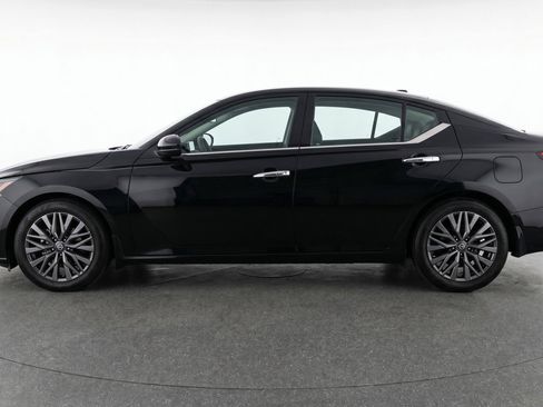 Used 2025 Nissan Altima 2.5 SV FWD image 5