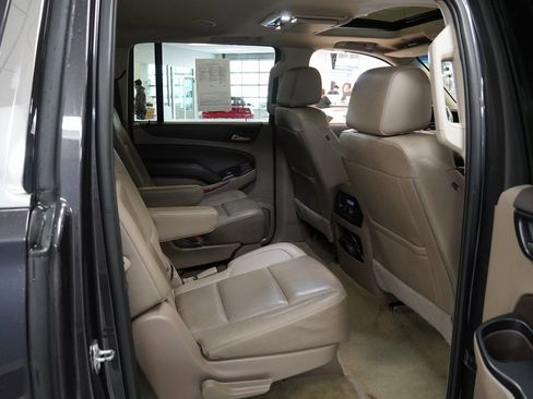 Used 2018 Chevrolet Suburban Premier image 24