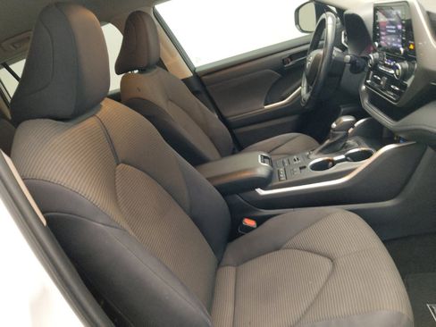 Used 2022 Toyota Highlander LE image 21