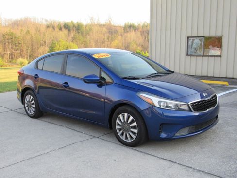 Used 2018 Kia Forte LX image 2