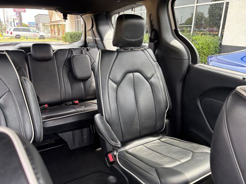 Used 2025 Chrysler Pacifica Limited FWD image 42