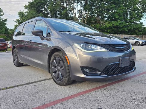 Used 2020 Chrysler Pacifica Touring-L w/ S Appearance Package FWD image 1