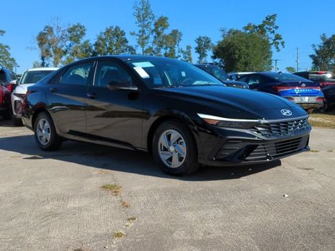 New 2026 Hyundai Elantra SE FWD image 3