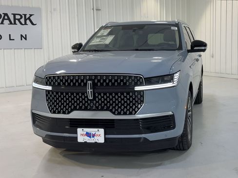 New 2025 Lincoln Navigator Reserve image 4
