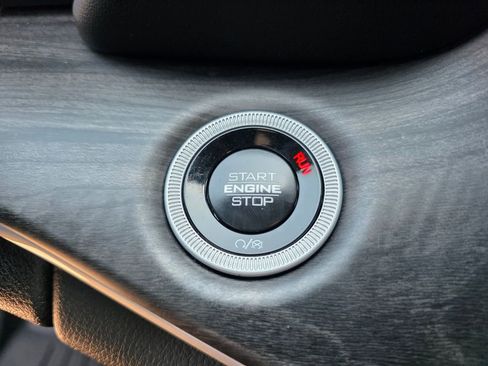 Used 2024 Jeep Grand Cherokee Limited w/ Black Appearance Package image 17