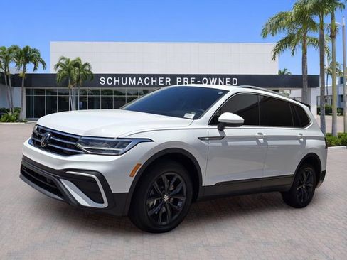 Used 2024 Volkswagen Tiguan SE FWD image 3