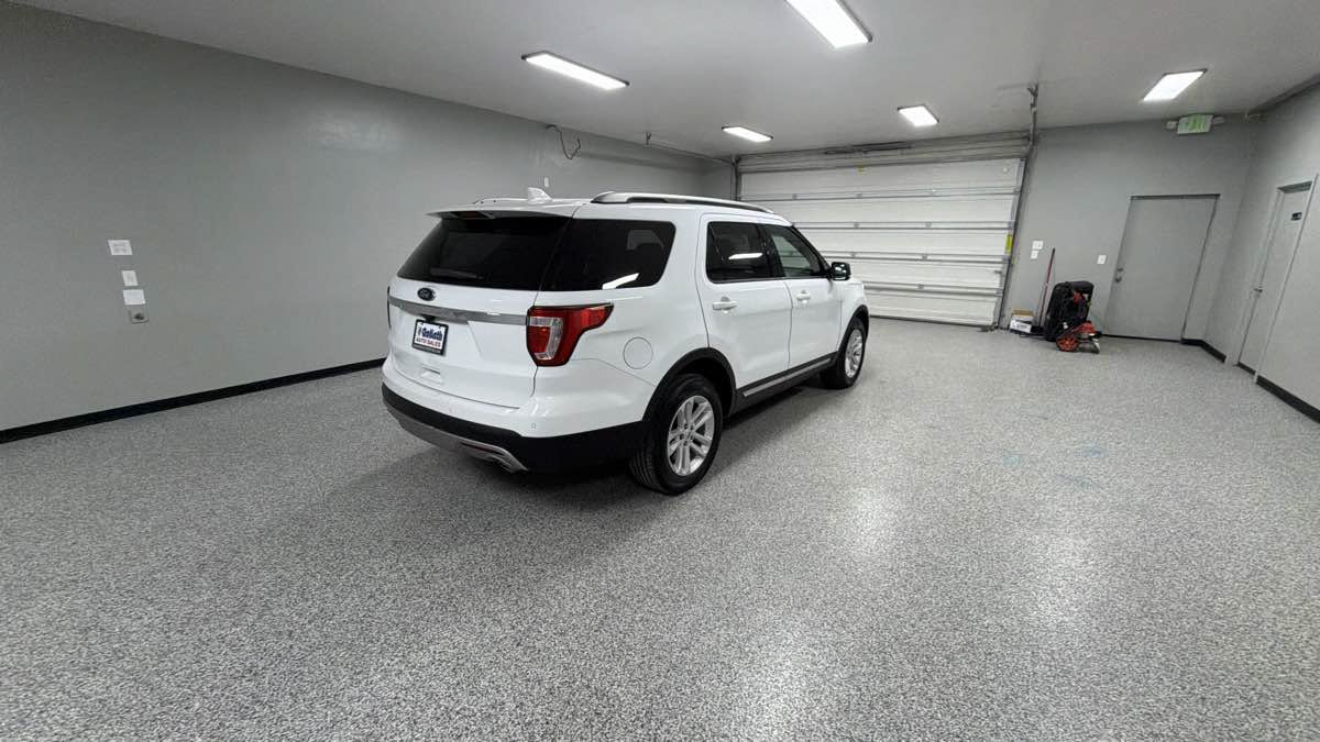 Used 2016 Ford Explorer XLT FWD image 3