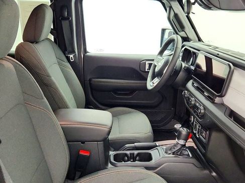 Used 2025 Jeep Wrangler Unlimited Sahara image 24