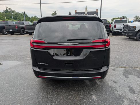 Used 2025 Chrysler Pacifica Select FWD image 4