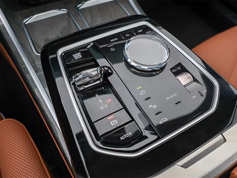 Used 2025 BMW 740i 740i w/ Premium Package image 16