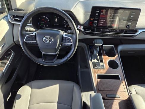 Used 2022 Toyota Sienna XLE image 25