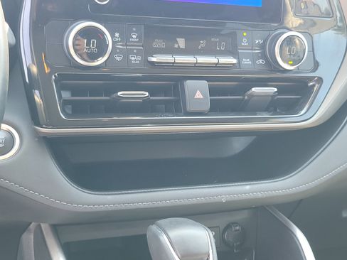 Used 2024 Toyota Highlander LE image 27