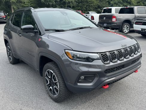 Used 2024 Jeep Compass Trailhawk w/ Trailhawk Elite Group AWD/4WD image 3