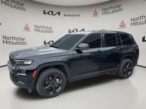 Used 2025 Jeep Grand Cherokee Limited w/ Black Appearance Package AWD/4WD image 1