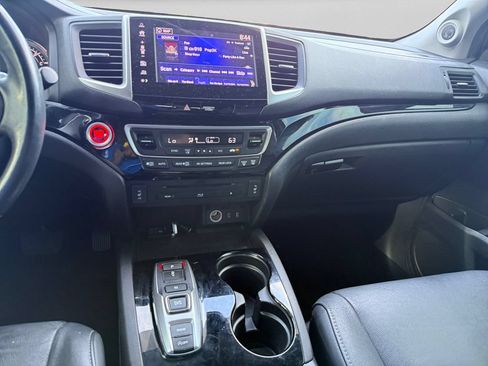 Used 2018 Honda Pilot Touring image 11