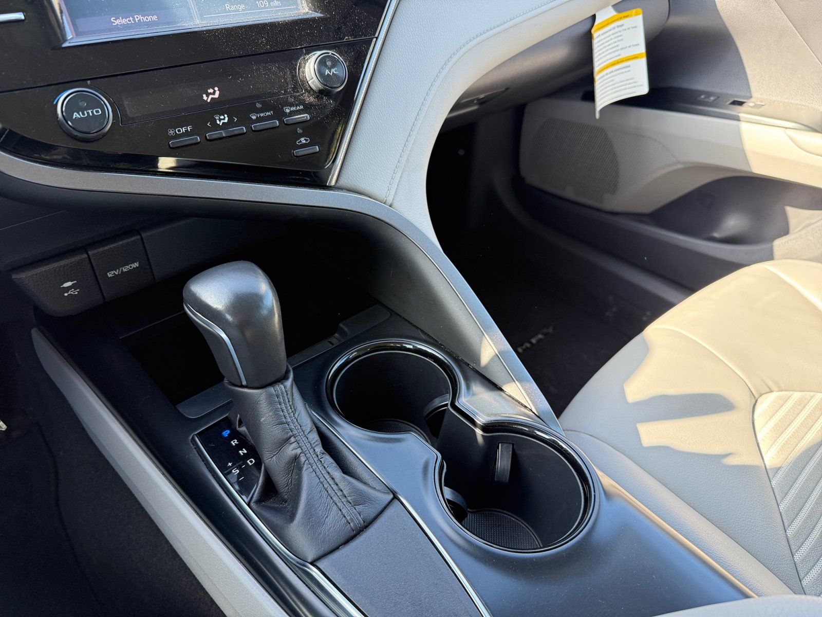 Used 2019 Toyota Camry SE w/ Carpet Mat Package FWD image 13