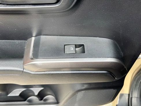 Used 2020 Toyota Tacoma SR5 AWD/4WD image 27