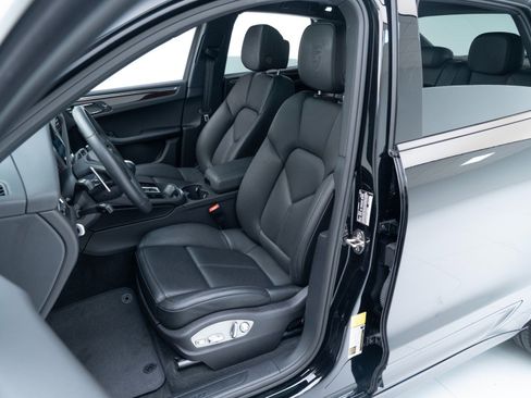 Certified 2026 Porsche Macan AWD/4WD image 5
