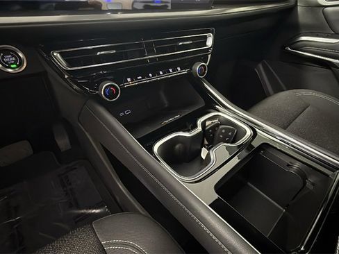 Used 2024 Chevrolet Traverse LT image 21