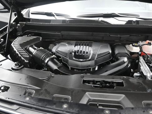 Used 2025 Chevrolet Traverse LT FWD image 17