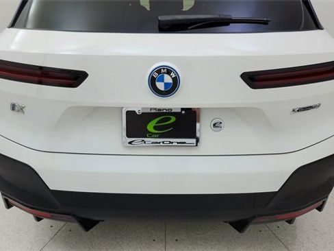 Used 2022 BMW iX xDrive50 w/ Premium Package image 11