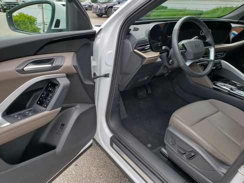 Used 2025 Audi Q5 Premium w/ Convenience Package AWD/4WD image 8